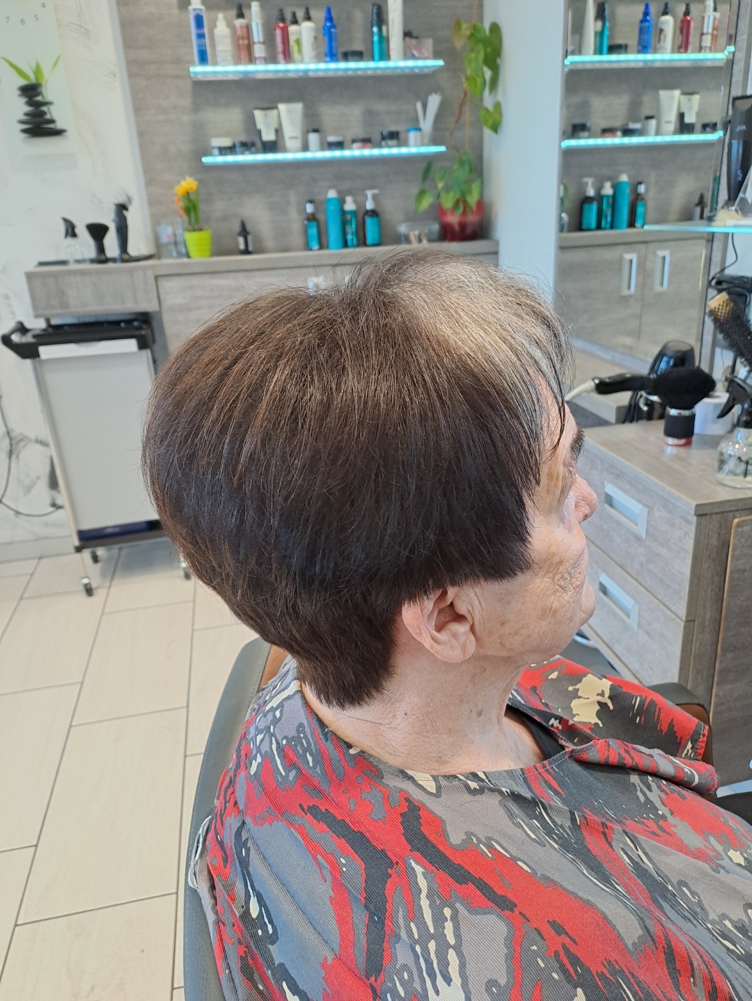 Frizerski stol in oprema